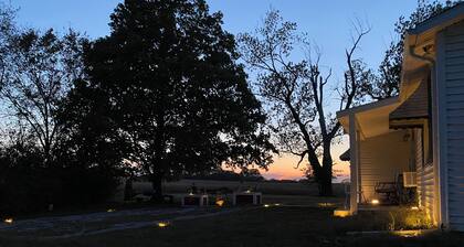 Farmhouse 9 miles from I-35, goats & chickens