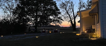 Farmhouse 9 miles from I-35, goats & chickens