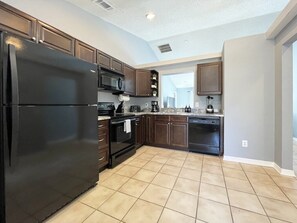 Fridge, microwave, oven, stovetop - Bright contemporary pool home for a relaxing stay (DAVENPORT)