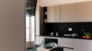 A modern kitchen with a dining area. - Moments in Monopoli With 2 Bedrooms and 1 Bathrooms (Monopoli)