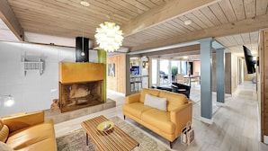 Smart TV, fireplace - Chill Mid Century Beach Home 5 min Walk to Beach. Fun Salt-Kissed Sanctuary! (Lauderdale-by-the-Sea)