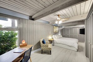 3 quartos, escrivaninha, ferros/tábuas de passar roupa, berço de viagem