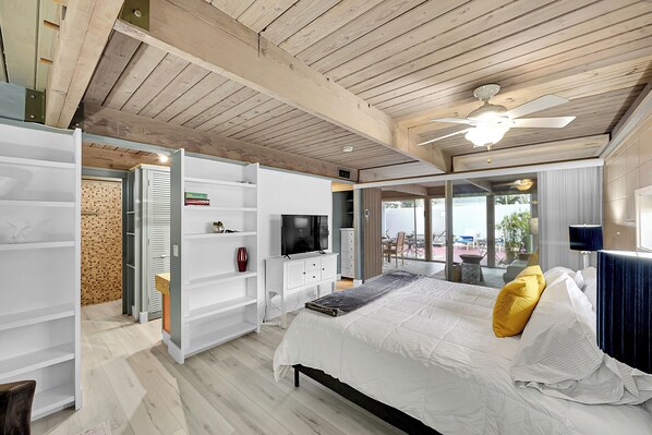 3 bedrooms, desk, iron/ironing board, travel cot