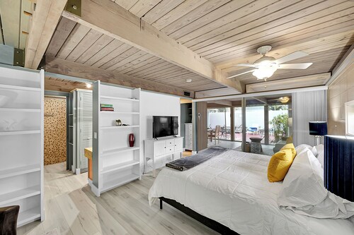 Chill Mid Century Beach Home 5 min Walk to Beach. Fun Salt-Kissed Sanctuary!