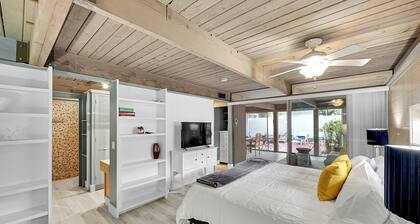 Chill Mid Century Beach Home 5 min Walk to Beach. Fun Salt-Kissed Sanctuary!