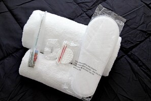 Een haardroger, handdoeken, zeep, shampoo