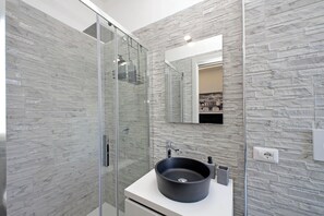 Een haardroger, handdoeken, zeep, shampoo