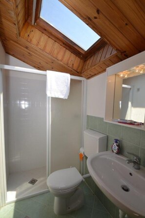 Apartment, 3 Bedrooms, Balcony | Bathroom amenities