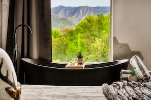 3 habitaciones, escritorio y tabla de planchar con plancha