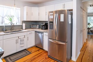 Een koelkast, een microgolfoven, een oven, een kookplaat