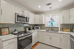 Geladeira, micro-ondas, fogão, cooktop