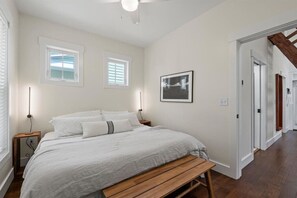 3 室のベッドルーム、デスク、アイロン / アイロン台、WiFi