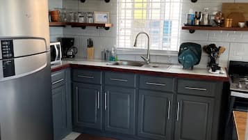 Een koelkast, een magnetron, een oven, een kookplaat