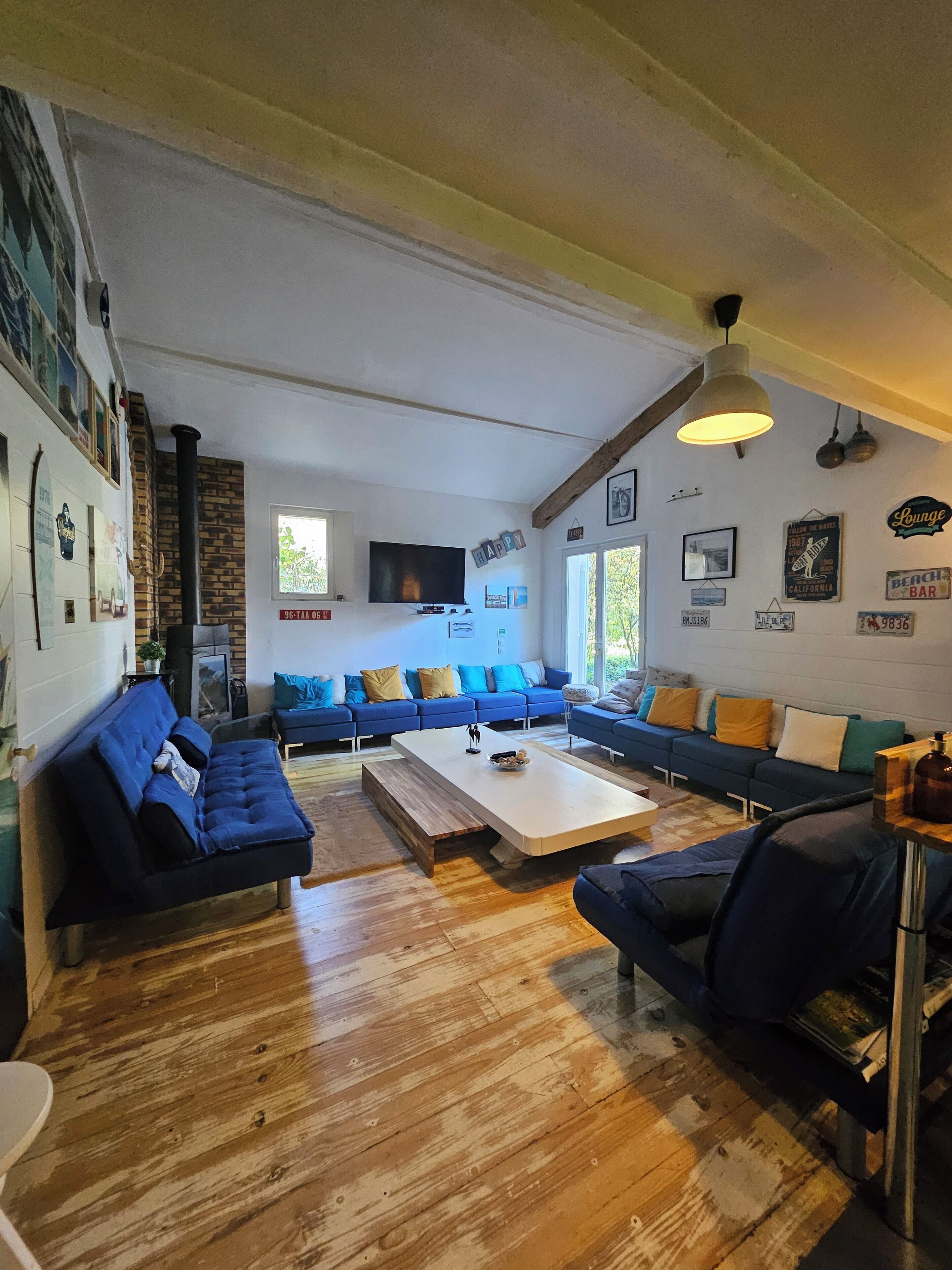 TV connectée, cheminée, lecteur de DVD, table de tennis de table