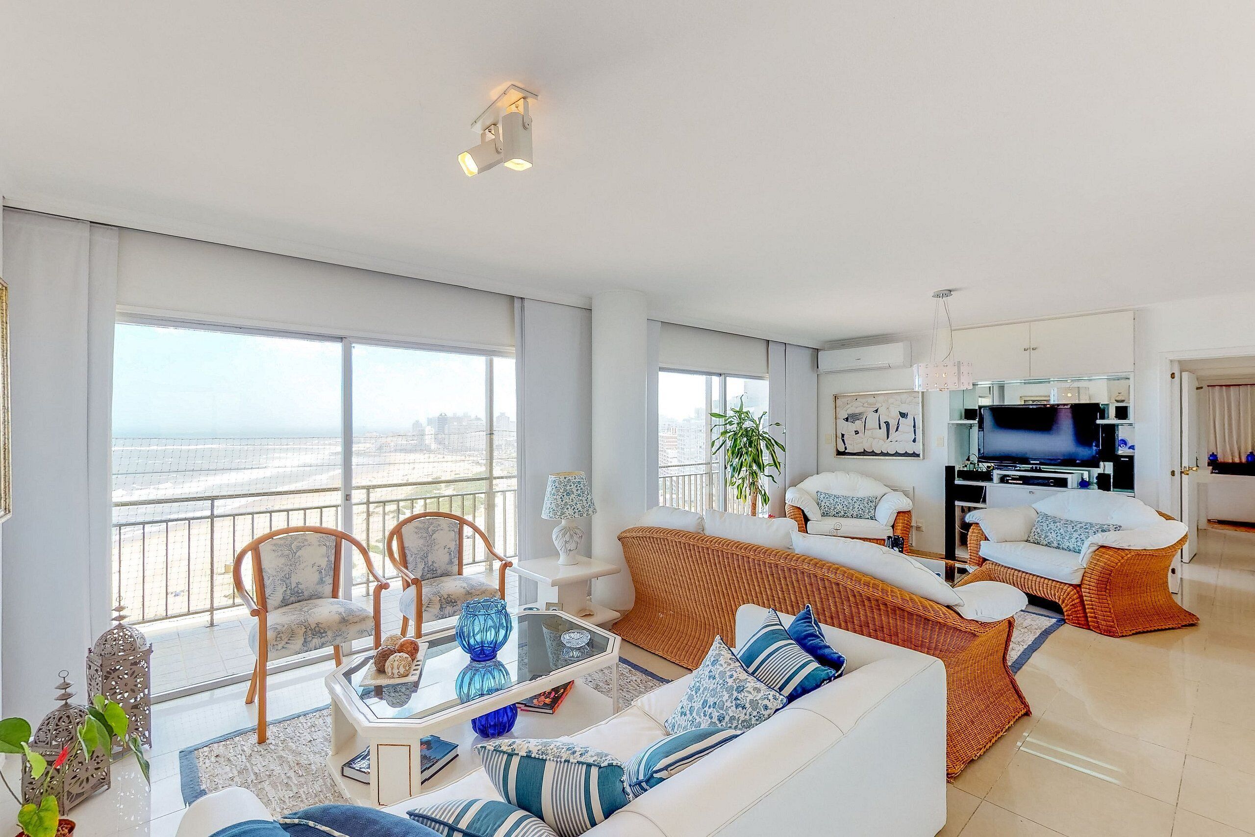 베이직 아파트 | 거실 공간 | 위성 채널 시청이 가능한 40인치 TV