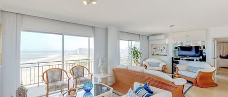Basic Apartment | Living area