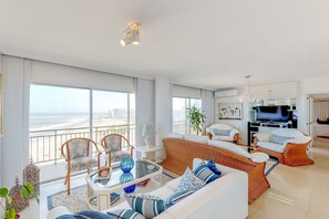 ベーシック アパートメント | リビング エリア | 40 インチのテレビ (衛星放送視聴可)