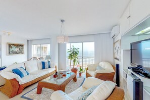 ベーシック アパートメント | リビング エリア | 40 インチのテレビ (衛星放送視聴可)