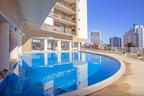 Apartamento básico | Piscina | Una piscina al aire libre de temporada