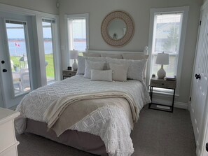 4 bedrooms, iron/ironing board, free WiFi, bed sheets - Blue Heron House - a beautiful waterfront property near Cavendish (Kensington)