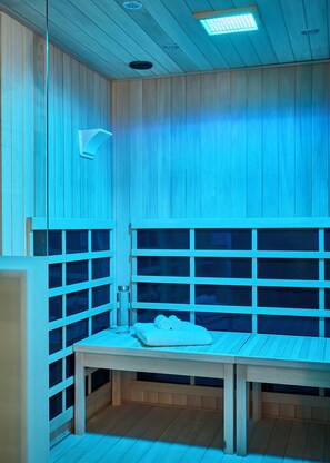 Sauna - Toile & Bubble Orange and Clove Suite (Forsyth County)