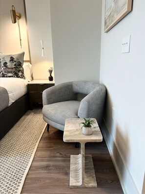 1 bedroom, in-room safe, iron/ironing board, WiFi - Toile & Bubble Eucalyptus Suite (Forsyth County)