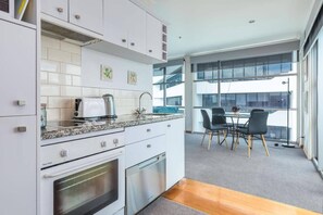 Fridge, microwave, oven, stovetop - Chic Princes Wharf Studio | City View | Parking (Auckland)