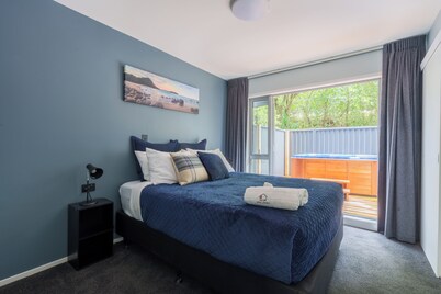 Auckland City Escape: Modern Home with Spa Pool