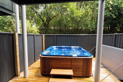 Auckland City Escape: Modern Home with Spa Pool