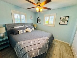 2 bedrooms, WiFi, bed sheets - The Nautical Nook, near the sea! Easy walk to beach, bikes & a firepit! (Ormond Beach)