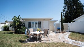 Outdoor dining - The Nautical Nook, near the sea! Easy walk to beach, bikes & a firepit! (Ormond Beach)