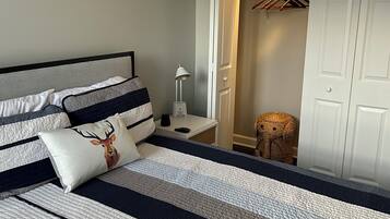 2 slaapkamers, een bureau, een strijkplank/strijkijzer, gratis wifi