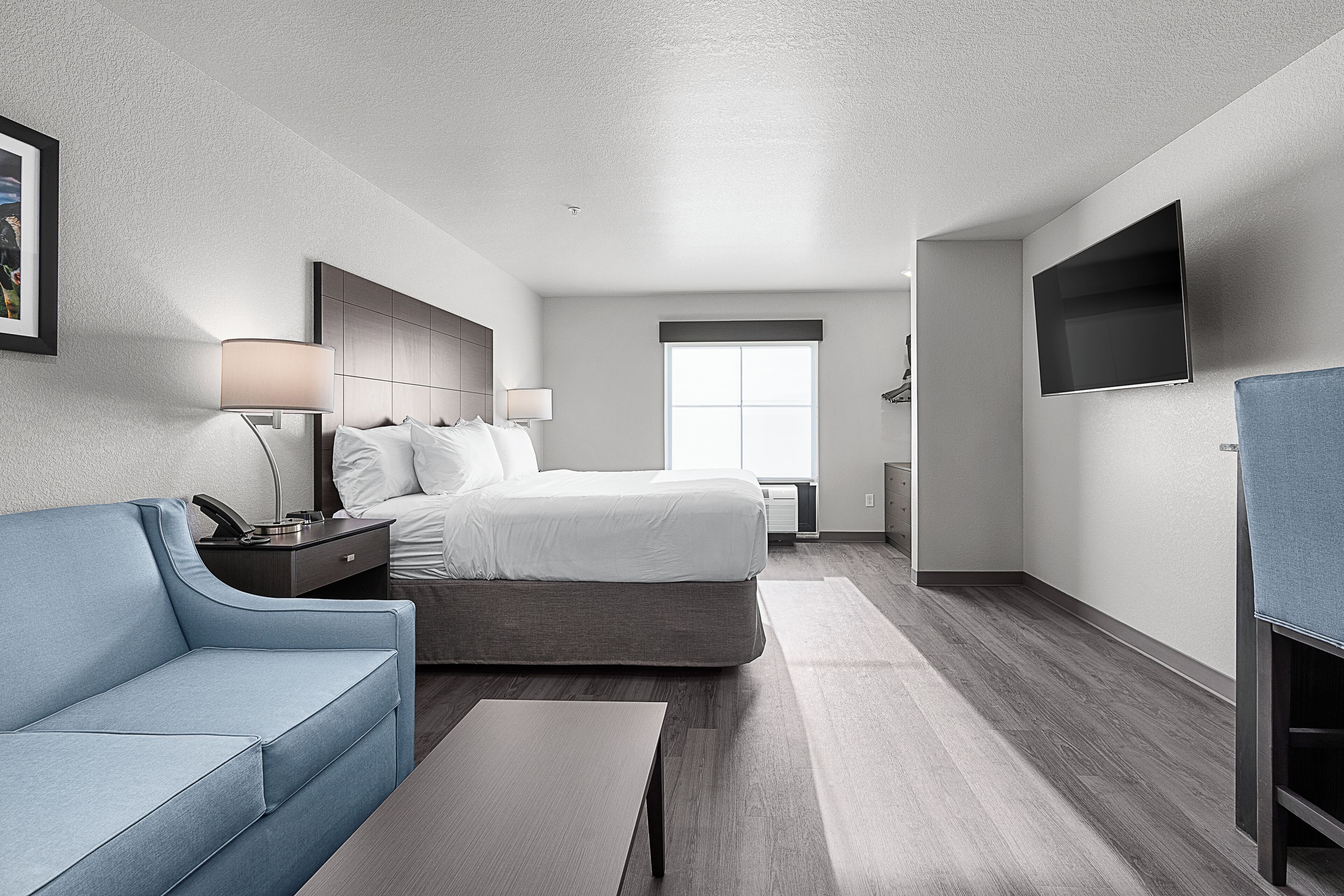 ピロートップベッド、ノートパソコン用作業スペース、アイロン / アイロン台、WiFi (無料)