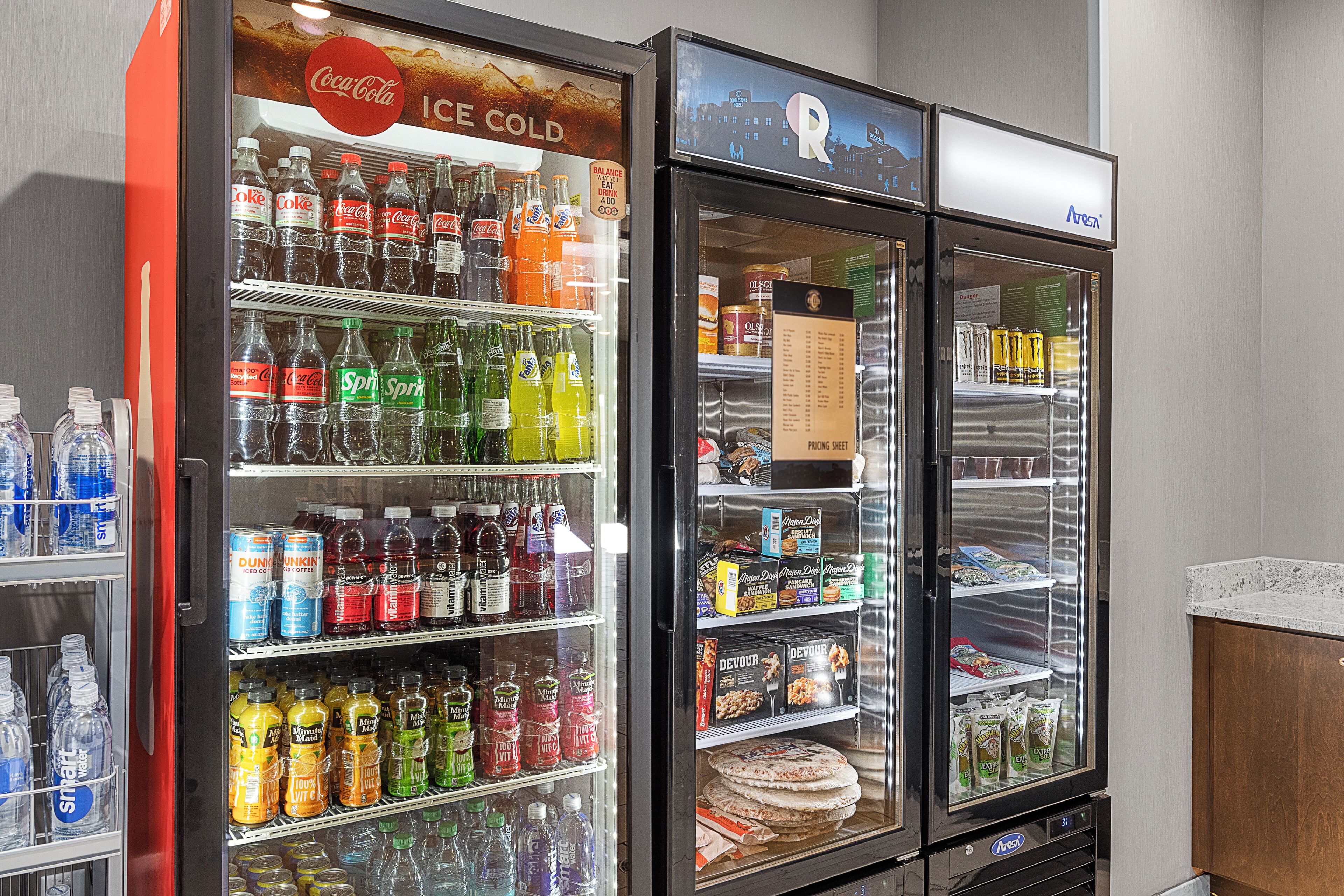 Drei Automaten mit verschiedenen Getränken und Snacks.