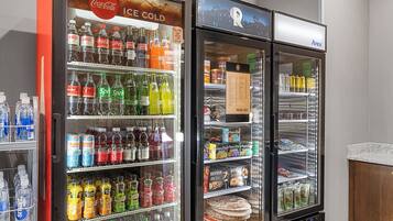 Drei Automaten mit verschiedenen Getränken und Snacks.