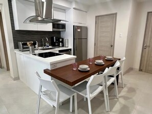 Full-sized fridge, microwave, oven, stovetop - THE Aracari (Noord)