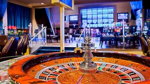 A roulette wheel in a casino with a large window in the background. - THE Aracari (Noord)