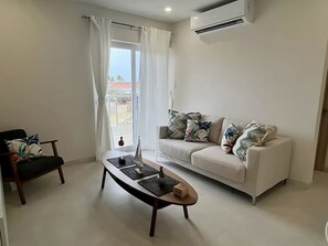 55-inch Smart TV with cable channels, Netflix, Hulu - THE Aracari (Noord)