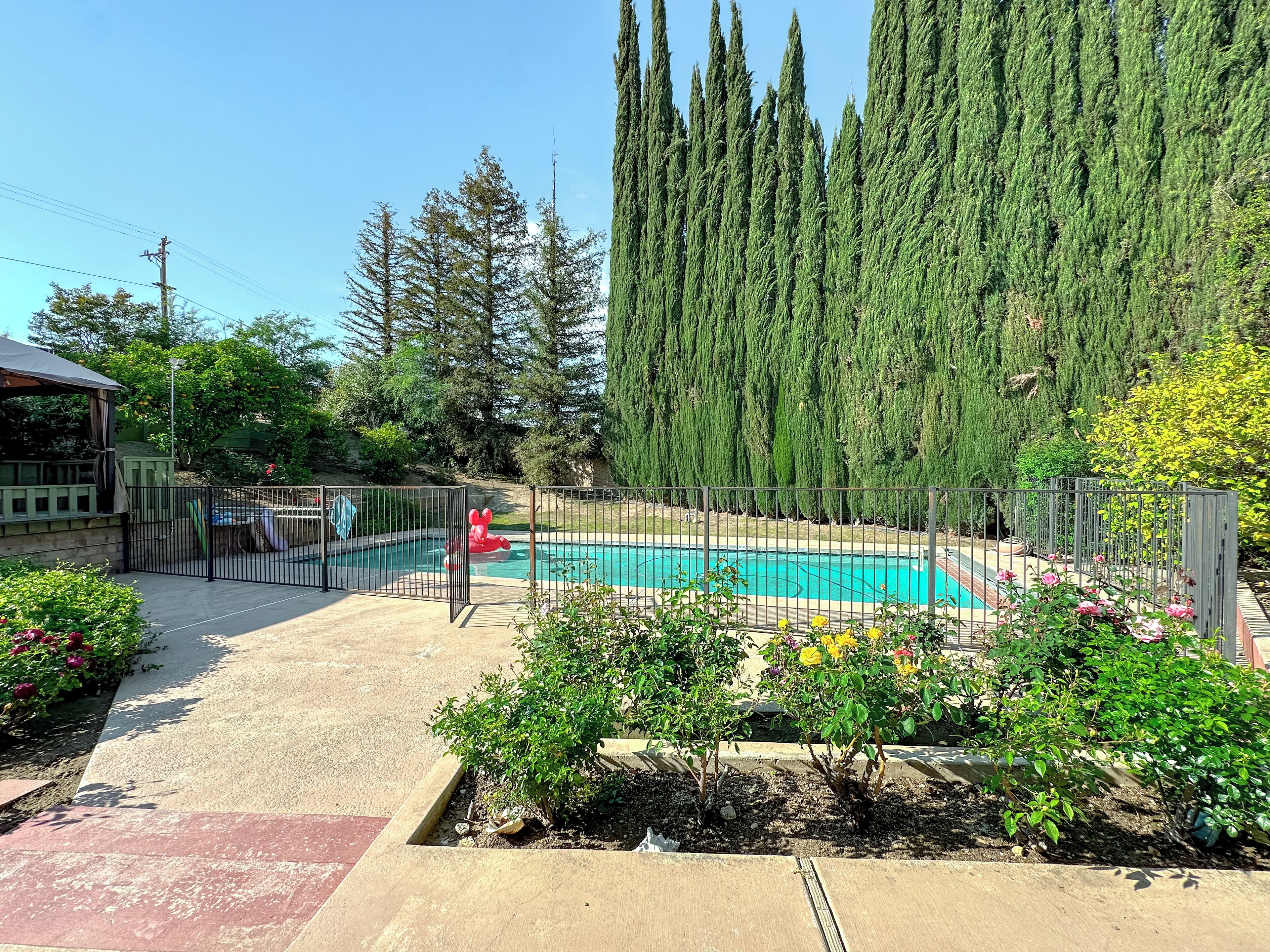 Beautiful Country Club Pool Home, Fenced Yard,  Pets and children Welcome!