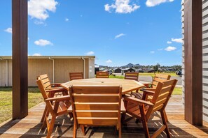 Outdoor dining - The Terraces - Pauanui Holiday Home (Pauanui)