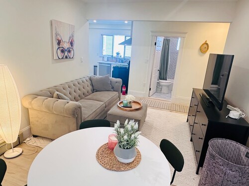 Modern 2BR near subway & parking available