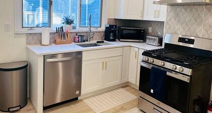 Modern 2BR near subway & parking available