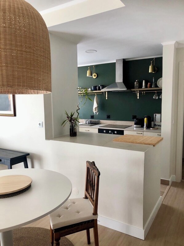 Private kitchen - Cozy Apartment Cascais, Estoril, 4 min to the Beach (Estoril)