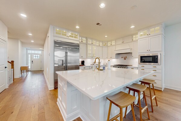 冷蔵庫、電子レンジ、オーブン、コンロ