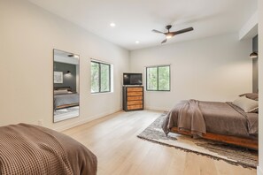 1 bedroom, travel cot, free WiFi, bed sheets - Cedar Chalet Powder Days & Firelit Nights: Ski-in, Ski-out. SNOWSHOES INCLUDED! (Snoqualmie Pass)