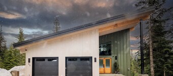 Cedar Chalet Powder Days & Firelit Nights: Ski-in, Ski-out. SNOWSHOES INCLUDED!