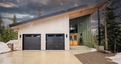 Cedar Chalet Powder Days & Firelit Nights: Ski-in, Ski-out. SNOWSHOES INCLUDED!