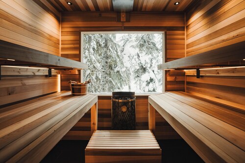 Cedar Chalet: Ski-In/Ski-Out Suite with European Sauna, Firepit & King Bed.