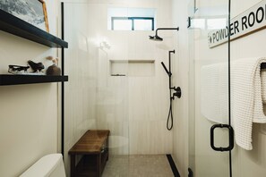 Shower, hair dryer, towels, soap - Cedar Chalet: Ski-In/Ski-Out Suite with European Sauna, Firepit & King Bed. (Snoqualmie Pass)