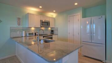 Jääkaappi, mikroaaltouuni, uuni, liesi